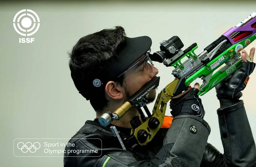 Zawodnik podczas konkurencji strzeleckiej ISSF na strzelnicy olimpijskiej