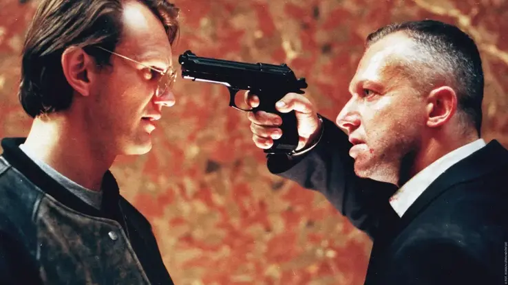 Polski film akcji z aktorem trzymającym pistolet